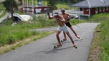 Bra form. Pontus Olssons (främre åkaren) rullskidåkning på imponerar landslagets tränare Staffan Eklund. Alla träningstimmar på Pagla med Daniel Nordebo (bakre åkaren, slutade på 14:e plats i tävlingen) i ryggen verkar ge resultat.