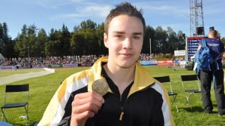 FIN MEDALJ. Stolt visar sensationelle SM-bronsmedaljören Mathias Johansson, Kiruna upp sin SM-medalj. Foto: Håkan Svensson