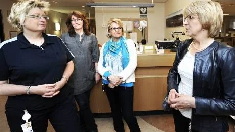 TRÄFFADE PERSONALEN. Kommunalrådet Kristina Zakrisson (S) besökte Posten frimärken dagen efter beskedet om nedläggningen. Suzan Werneklint, Eva Uusitalo och Hilkka Ekblom var glada att rådet tagit sig tid att komma.