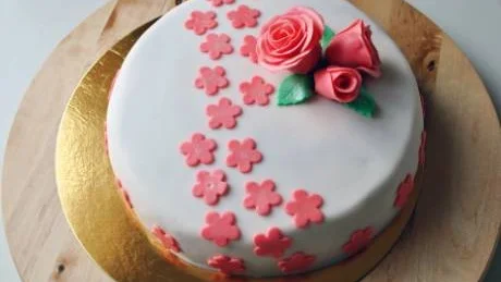 ROSA OCH VIT. Färgtemat för dagens tårta var rosa och vitt. Foto: Mathilde Albinsson