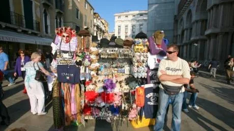 rikligt utbud. I dag går det att köpa souvenirer som ser likadana ut var de än är köpta.Foto: Paul Prescott/Shutterstock