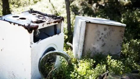 HULLER OM BULLER. De som har dumpat skräpet kanske inte var nöjda med tvätten? De har hur som helst gjort sig av med både en tvättmaskin och en torktumlare, som låg separat från den övriga högen av skräp och väl synligt från vägen.