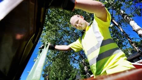 Sopkoll. "Och hur var det här då?" Ivar Simonsson kollar om sorteringen är som den ska i ett par sopkärl.  Foto: Petra Isaksson