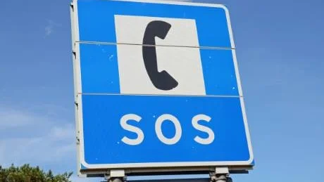 INAKTUELL SKYLT. Mitt i Skaulo, längs väg E10, står denna skylt - men någon telefon finns inte. Telefonen togs bort för en tid sedan och kvar blev skylten, som inom kort ska tas ner. Foto: Johan Thyni