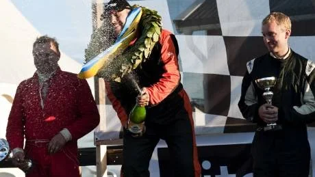 Glädje. Skumpan sprutade när Fredrik Tiger firade segern  i Supernational. "Självklart går jag för seger och prispengarna i finalen", sade han.Foto: Carolina Makkula