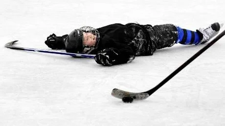 PLATT FALL. Ibland går det inte som det tänkts. Robin Drugge hamnade i ryggläge när motståndaren tog hand om pucken.