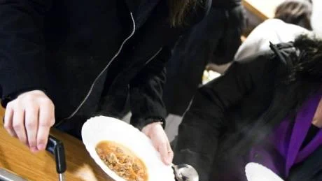 BRA IDÉ. Sabina Persson tycker att det är en bra idé att tänka klimatsmart så länge maten blir god. Foto: Carolina Makkula