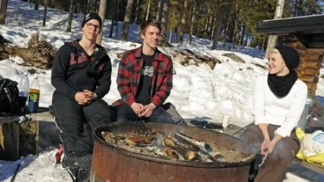 GRILLTAJM. Det gäller att ta tillvara på våren, sedan är det jättekul när det samlas här i Boden, säger Therese Hansson som var ute och grillade med Gabriel Nordlund och Henrik Nilsson.