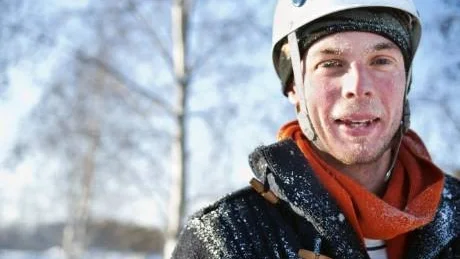FÄRDIG. Ner kom en helt färdig Kristofer Manneteg från turen upp i istornet. Foto: Carolina Makkula