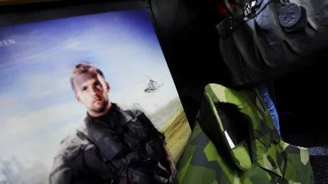 HUNDAR. Vid en av datorerna söker 18-åriga Isabell Aidantausta information om hundar. Drömyrket är att jobba med hundar som är vanvårdade.