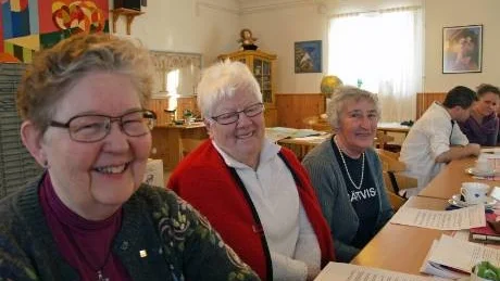LÄRA MER. Margareta Hansson, Sundsnäs, Gunnel Hansson, Sörbyn och Anna-Britta Boström, Sörbyn, är alla på kurs för att lära sig mer om de varor de säljer i Världsbutiken.