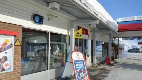 KYLIG ARBETSPLATS. Personalen vid OKQ8 i Gällivare har den senaste veckan fått leva med  inomhustemperaturer nedåt 11 grader.