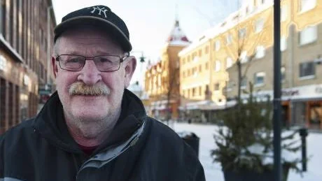 OFRUSEN. Göran Lidén som aldrig fryser tycker kepsen fungerar bra.Foto: Carolina Makkula