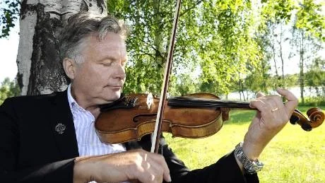 ROFYLLT. Tillbakalutad låter Svante Lindqvist tonerna från fiolen sväva ut över Lulsundet.Foto: Roland S Lundström