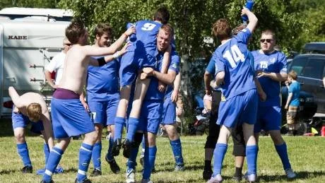 FIRANDE. Efter slutsignalen åkte vattenflaskorna fram och hjälten Christoffer Strömdahl (nr. 9) hyllades av sina lagkamrater.