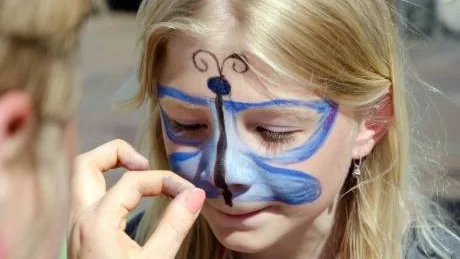 VACKER FJÄRIL. Nadja Larsson, 8 år, valde en vacker blå fjäril som ansiktsmålning. Målade gjorde Lilja Fredrikson från Zilloman.  Foto: Anette McMurry