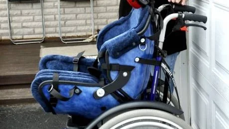 HANDTAG HINDRAR. Så här ser rullstolen ut som Marcus satt i när han blev avhyst från en LLT-buss i söndags. Handtagen baktill stolen gör att den inte kan backas in kloss mot så kallade ryggplattor i bussar. Det är mamma Berith Rosendahl som demonstrerar.