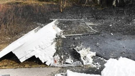 RESTER KVAR. Ett dygn efter branden var marken i närheten fortfarande varm och halvbrunna frigolitbalar vittnade om brandinfernot.