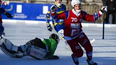MOT TOPPEN. Pekka Rintala och hans Kalix Bandy har rejäl vittring på elitserien efter helgens bortamatcher.