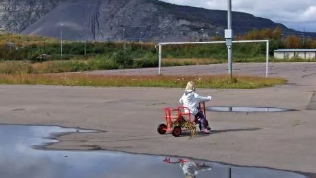UTSIKT FRÅN SKOLGÅRDEN. Det är i framtiden som Kjell Törmäs bilder av Kiruna kommer att växa och väcka tankar om hur det var.
