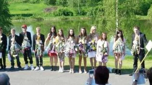 Avgångselever. Elever som gick ut årskurs nio från Vuollerims friskola 2011. Från vänster: Filip Lindfors-Söderberg, Rafael Velasques, Johan Saari, Adam Wikström, Emil Bergdahl, Sara Viklund, Annika van Keeken, Nadja Fryc, Camilla Nordqvist, Una Otterbech, Veronica Johansson, Sara Lindbäck-Hedberg, Anders Friberg.