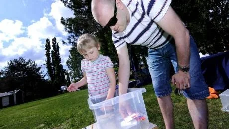FLYTKRAFT. Emma Sundvall, 5, försökte att få en tesked att flyta med hjälp av några kartongbitar från en mjölkförpackning. En liten hjälpande hand från pappa Andreas fick teskeden att hålla sig ovanför vattenytan.Foto: Linda Wikström