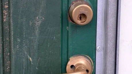 FÖRSÖK TILL INBROTT. På en av dörrarna har tjuvarna försökt borra upp låset.