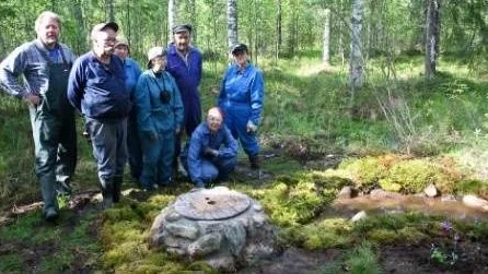 ARBETSLAGET. 
Kurt Brännvall, Svante Bergström, Märta Nylund, Karin Nylund, Tim Linhart, Linnéa Nylund har jobbat med kallkällan i Markusvinsa.