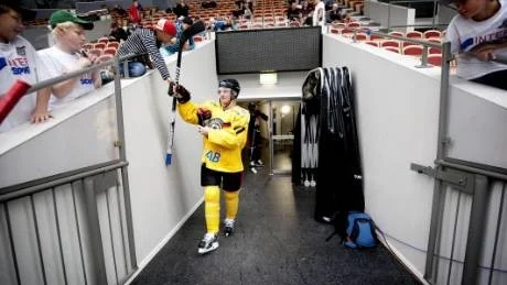 TILLBAKA PÅ IS. Simon Hjalmarsson gick med glada steg ut till båset. Tre månaders barmarksträning är över och nu börjar det roliga - ispassen.