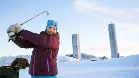 SKÖN SVING. Golfjunioren Sofie Gidlund slår ett slag för snögolfen i Kiruna. Foto: Peter Gidlund