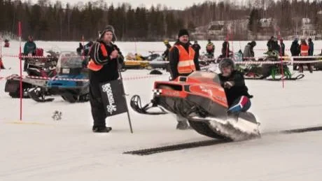Kurt Berglund, Ugly Ducklings, Skellefteå, reser upp sin Moto-Ski Sonic-77.