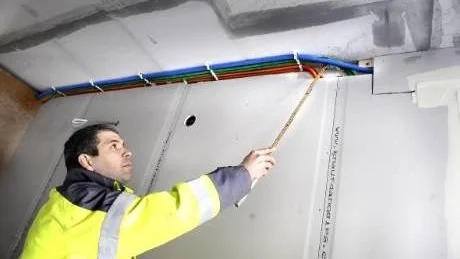 HITTADE ASBEST. "Vi blev överraskade när vi hittade asbest mellan väggen och taket. Allt arbete stoppades i väntan på analys", säger Samuel Lundkvist på Nåiden bygg.