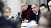 inte nöjd. Advokat Bo Forssberg, till höger om Kristian Nikkinen, kommer att överklaga tingsrättens fällande dom.