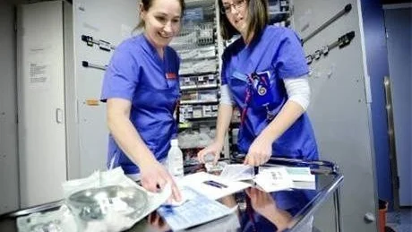 MÅNGA UPPGIFTER. Det är inte alltid antalet patienter som avgör arbetsbelastningen. Sjuksköterskorna Maria Hannerfors och Emma Mattsson berättar att det finns flera arbetsuppgifter runtomkring som också ska genomföras.