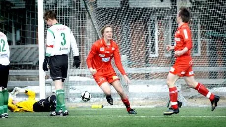 SAMARBETET. Emil Björnström slår in den sista spiken i kistan och fastsäller slutresultatet till 1-3.