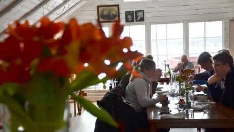 GEMYTLIG MILJÖ. Restaurangen finns i ett tidigare höloft och lokalen är ljus och gemytlig med utsikt mot Torne älv.