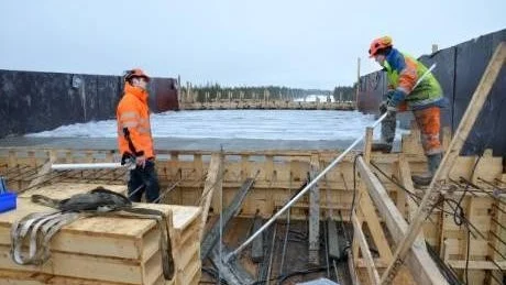 SER BRA UT. Svante Törnblom, Trafikverket och Tord Gustavsson, Svevia, är överens om att första gjutningen ser bra ut.