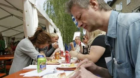 Richard Granberg låter smaklökarna jobba.