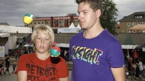 "Jag har provat jonglering tidigare men då gick det inte lika bra", säger Per Ridberg och får tips av Martin Östman.