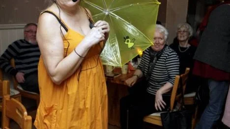 I Elisabeth Berglunds hattparad ingick även färgrelaterade kläder och en stor portion humorladdad skönsång.