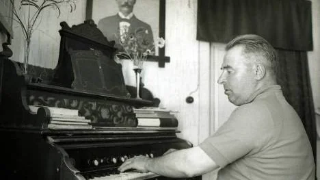 Sång och musik betydde mycket för Fingal Åström och han tillbringade gärna tid vid orgeln. Han tillhörde manskören under många år och belönades för sina sångliga insatser med sångarförbundets guldmedalj.