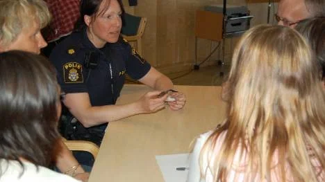 Att avgöra om någon är drogpåverkad är inte lätt. Men Maria Lestander, polis i Arjeplog, delade med sig av några tips till föräldrarna. Hon lät dem också se och känna lukten av hasch, en av de droger som förekommer bland ungdomarna.