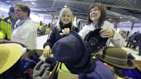 En hatt kanske? För Maria och Elisabeth Johansson, Piteå, är Lions loppmarknad ett säkert vårtecken. PT träffade dem på lördagsförmiddagen, i full färd med att fynda.