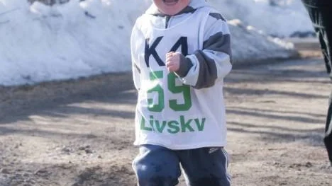 En glad Alexander Flinkfeldt spurtar i mål.