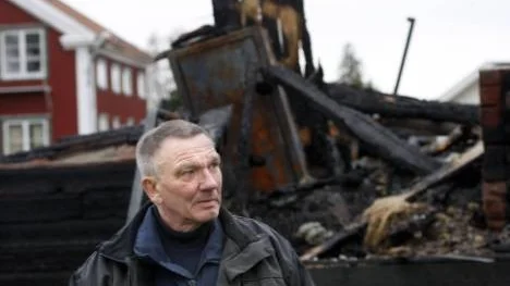 "Det är frågan om en totalbrand och hettan har förintat de mesta av spåren", konstaterar kriminaltekniker Kaj Enqvist under den brandtekniska undersökningen vid vad som en gång varit Café Humlan i Öjebyn.