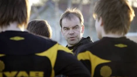 Mauri Holappa, tränare för  Infjärdens SK, är lite orolig över att division 2-serien snart drar igång. "Jag hade gärna tränat några veckor till och fått spela ihop laget, säger han."