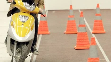 Torsten Gabrielsson från Piteå passade på att provköra en elmoped. "Kul", löd omdömet efteråt.