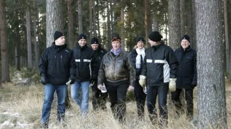 Skog är en långsiktigt stabil investering, anser majoriteten av de skogsägare som intervjuats för Skogsbarometern 2008. Rapporten presenterades på torsdagen i Granparken, Öjebyn, av från vänster: Jim Sundqvist, LRF Konsult, Oskar Burman, skogsägare, Hans-Erik Sandling, LRF Konsult, Pär Öström, skogsägare, Ann-Sofi Kärrman, Sparbanken Nord, Åke Burman, skogsägare, och Anders Lundin, Sparbanken Nord.