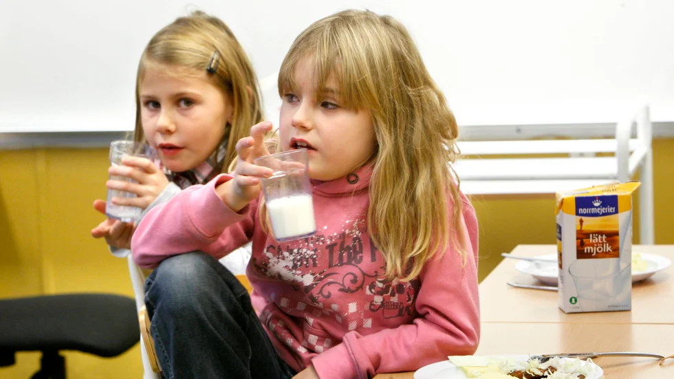 Lovisa Arffman (närmast) och Linnea Wiklund tycker inte att all skolmat är god, men sammantaget är de ganska nöjda. Särskilt när det serveras laxgratäng eller palt.
