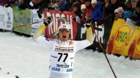 Här skriker Charlotte Kalla ut sin glädje sedan hon vunnit 10 kilometer i världscupspremiären på Dundret. Och vilken seger sen. Kalla var i ledningen loppet igenom och utklassade konkurrenterna. Tvåan Marit Björgen fick se sig besegrad med 24 sekunder.